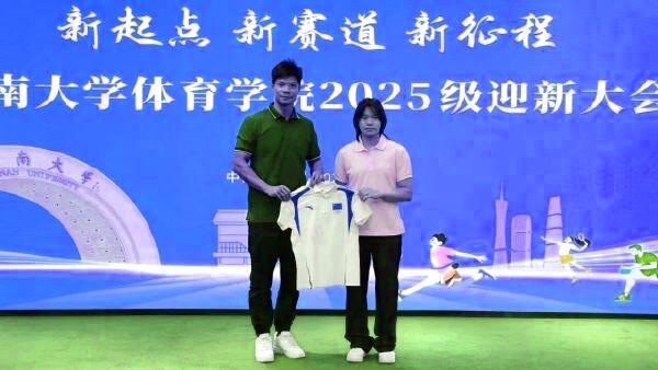 hth体育战术解析：边路宽度与中路渗透的平衡